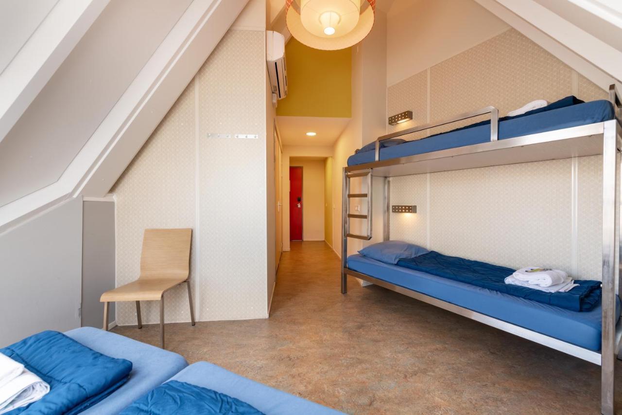 Vierbettzimmer mit eigenem Bad und Dusche