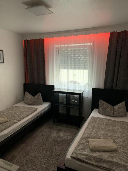 Zweibettzimmer mit Gemeinschaftsbad und -WC