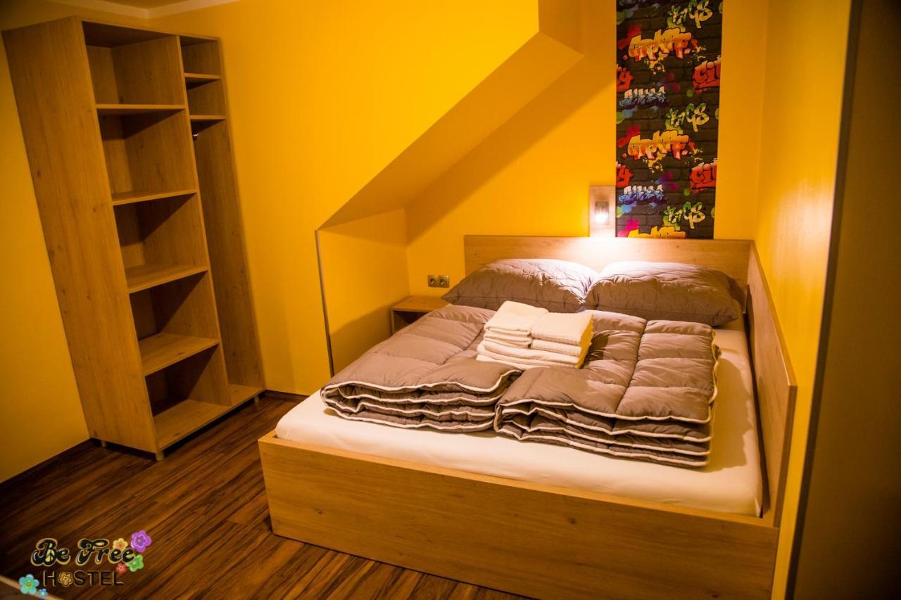 Doppelzimmer mit Zustellbett und Gemeinschaftsbad