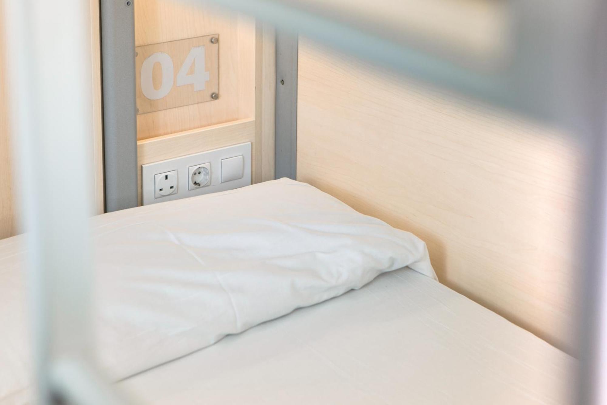 Einzelbett im Frauenschlafsaal