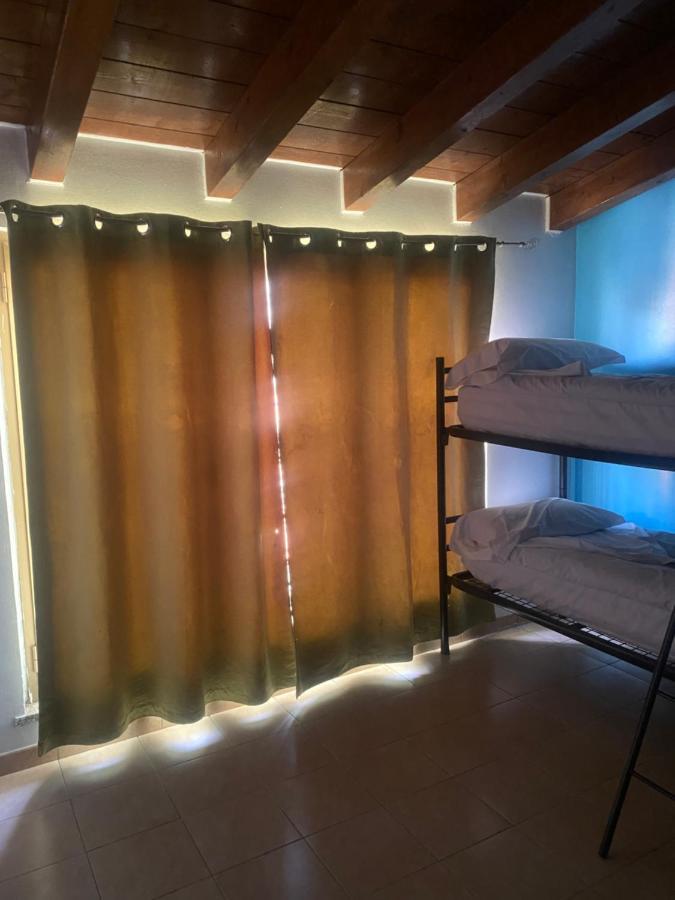 Bett im gemischten Schlafsaal mit 4 Etagenbetten.