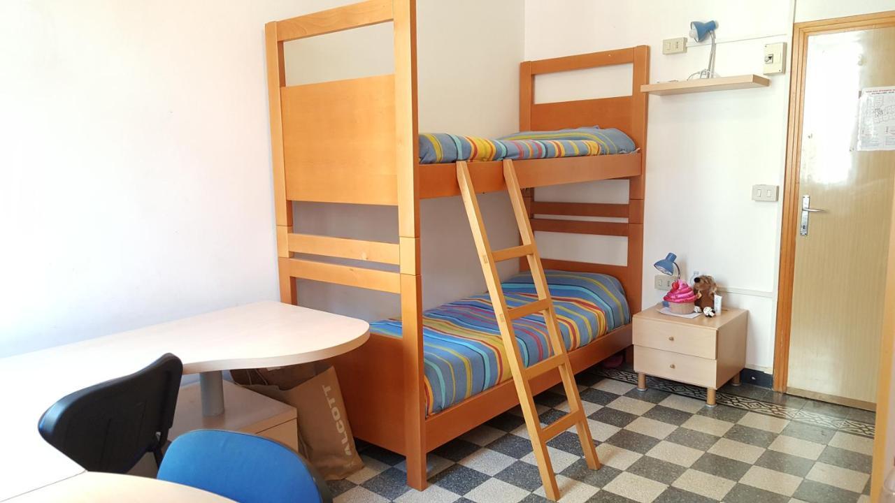 Zweibettzimmer mit Etagenbetten und Gemeinschaftsbad