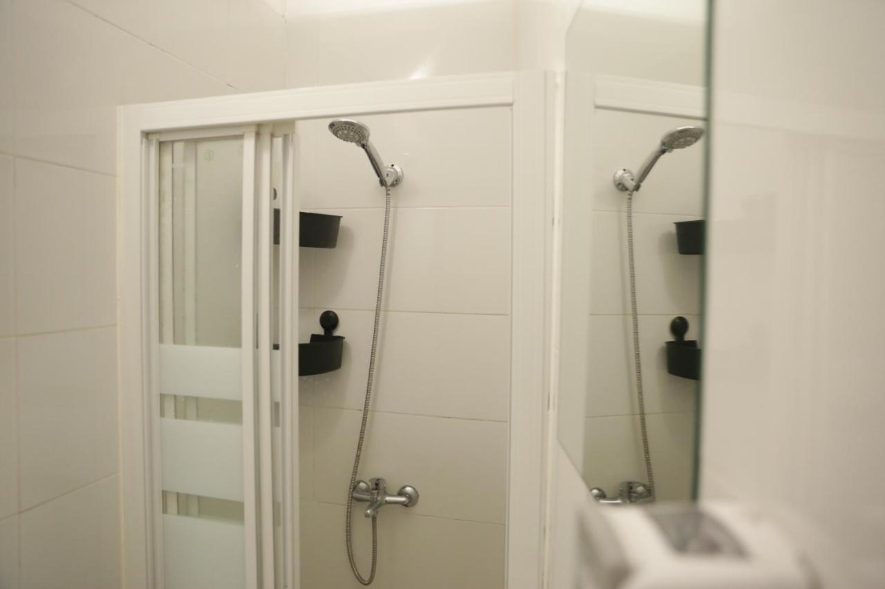Einzelbett im 10-Bett-Schlafsaal