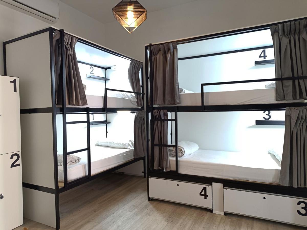 Bett im gemischten 12-Bett-Schlafsaal und eigenem Bad