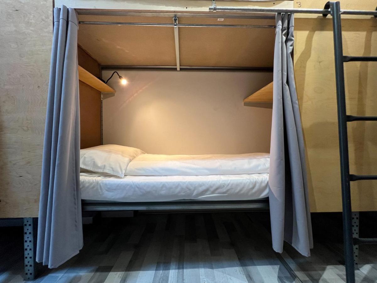 Einzelbett im Männerschlafsaal