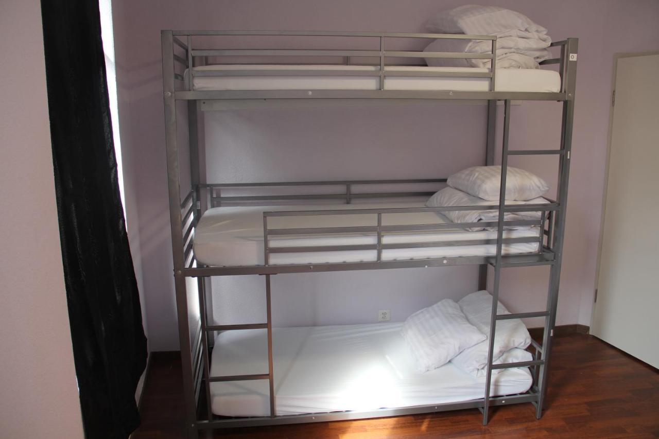 Einzelbett im gemischten Schlafsaal