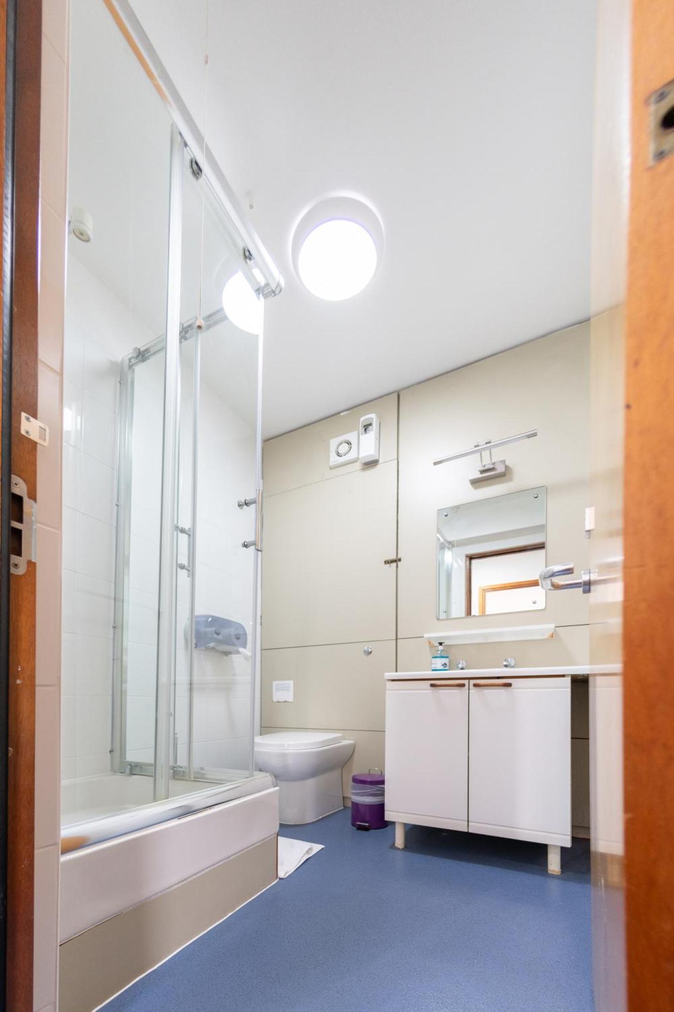 Familienzimmer mit Dusche