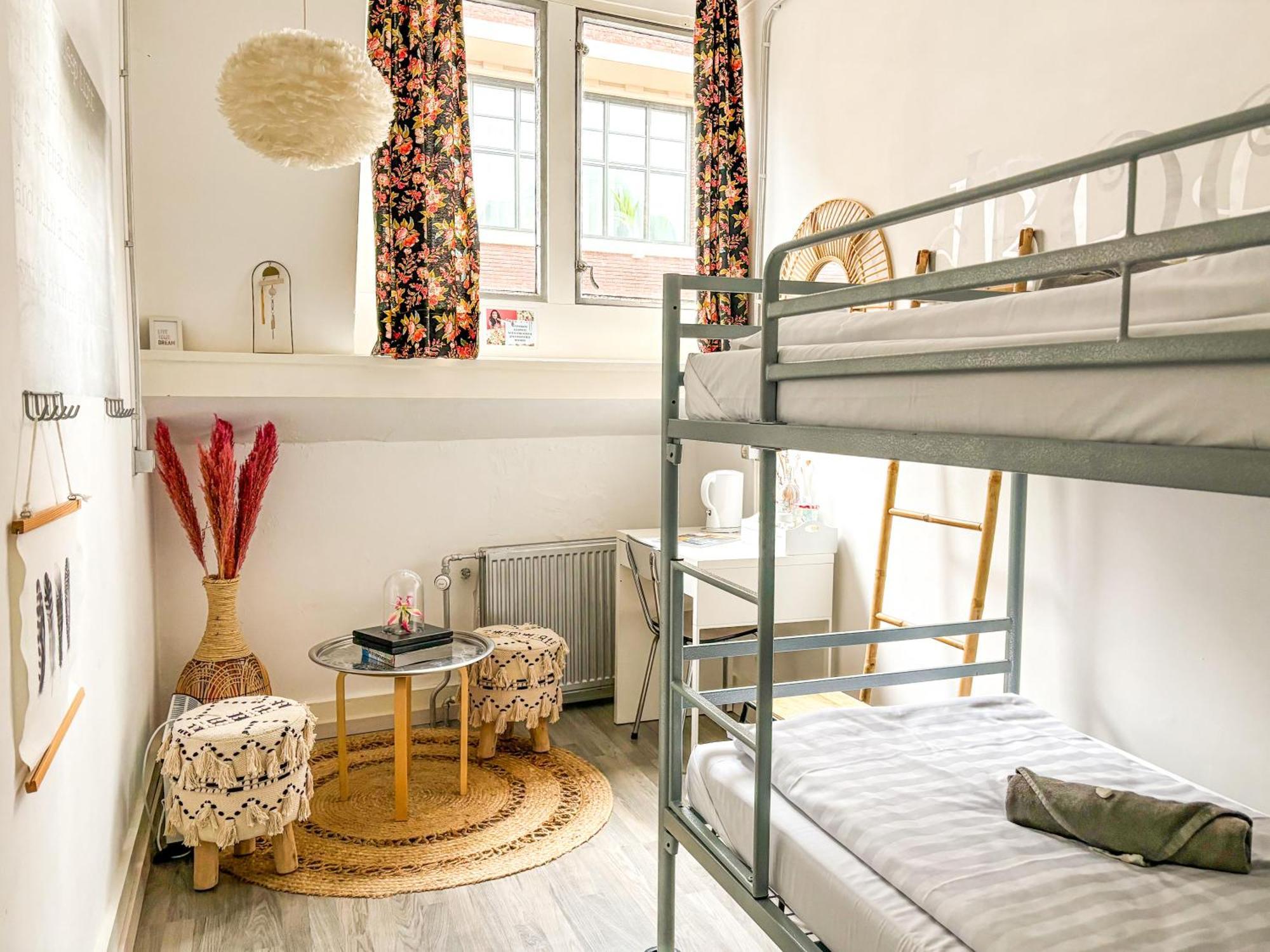 Twin Room,1522245868:JPEG