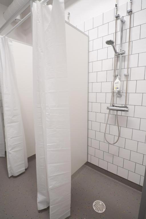 Bett im gemischten Schlafsaal