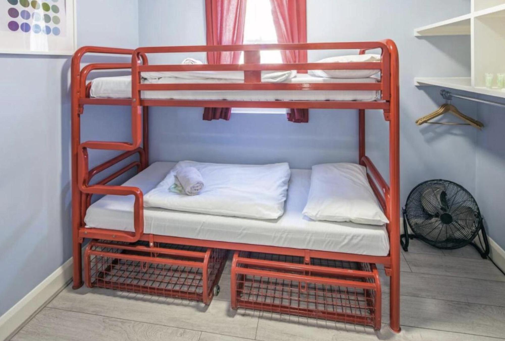 Kleines Zweibettzimmer