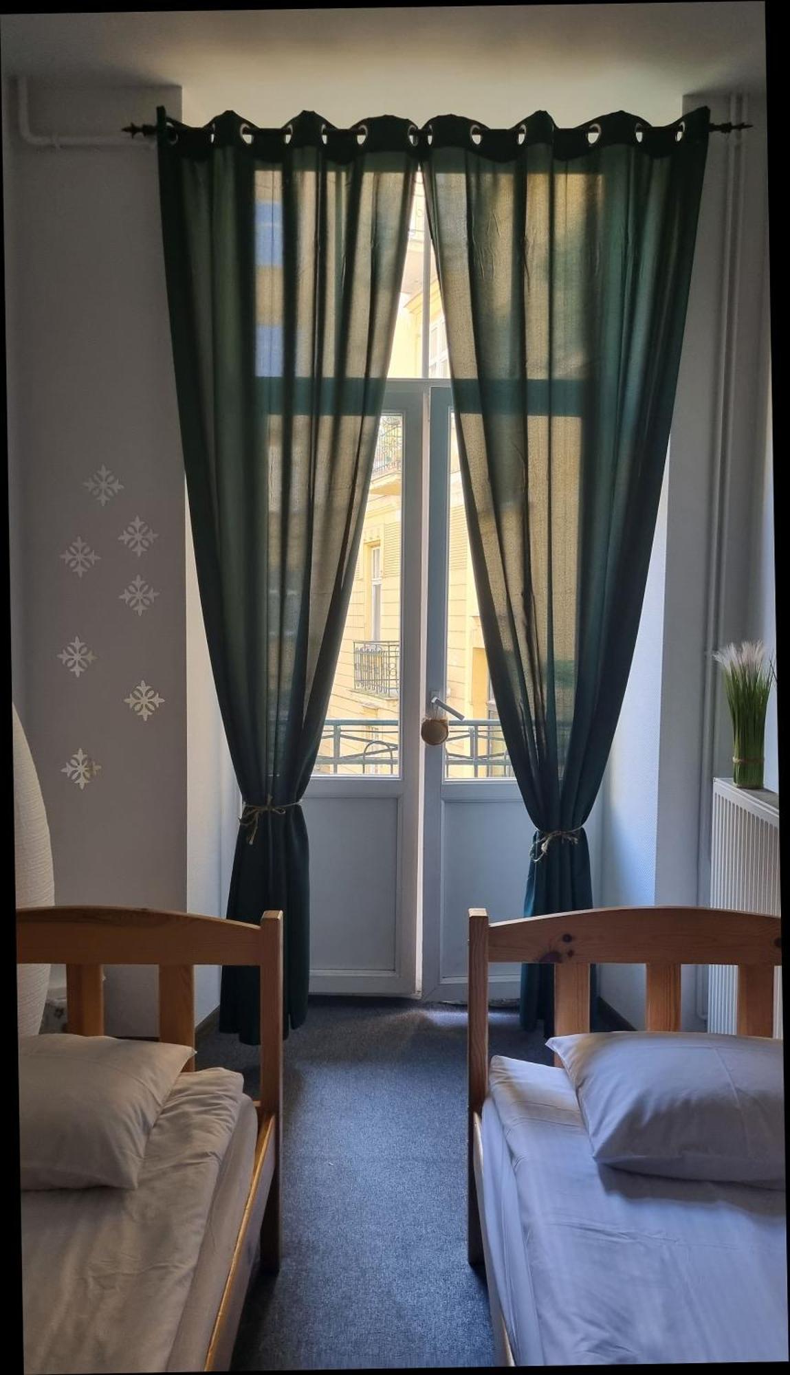 Zweibettzimmer mit Balkon