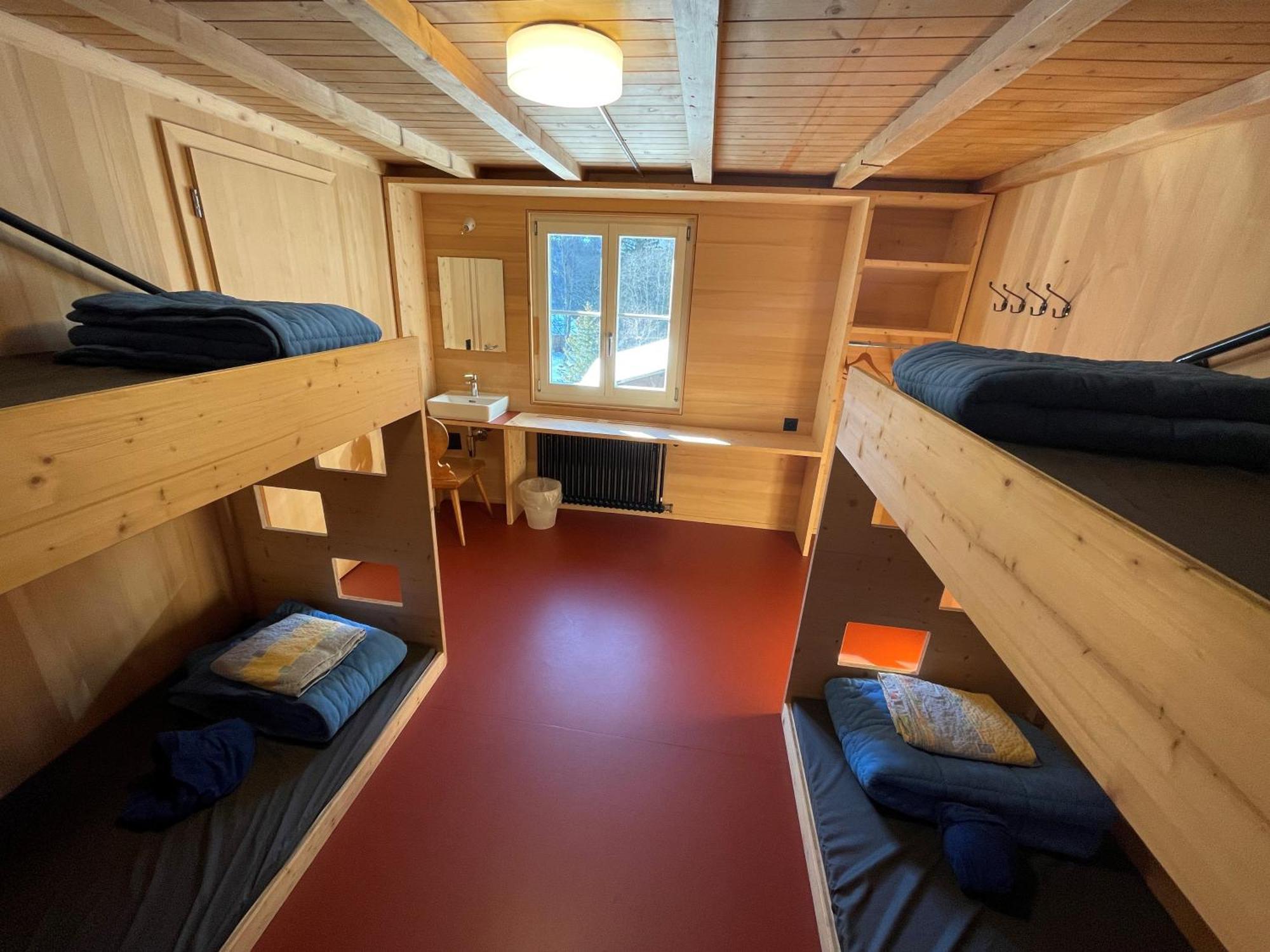 Vierbettzimmer mit Gemeinschaftsbad