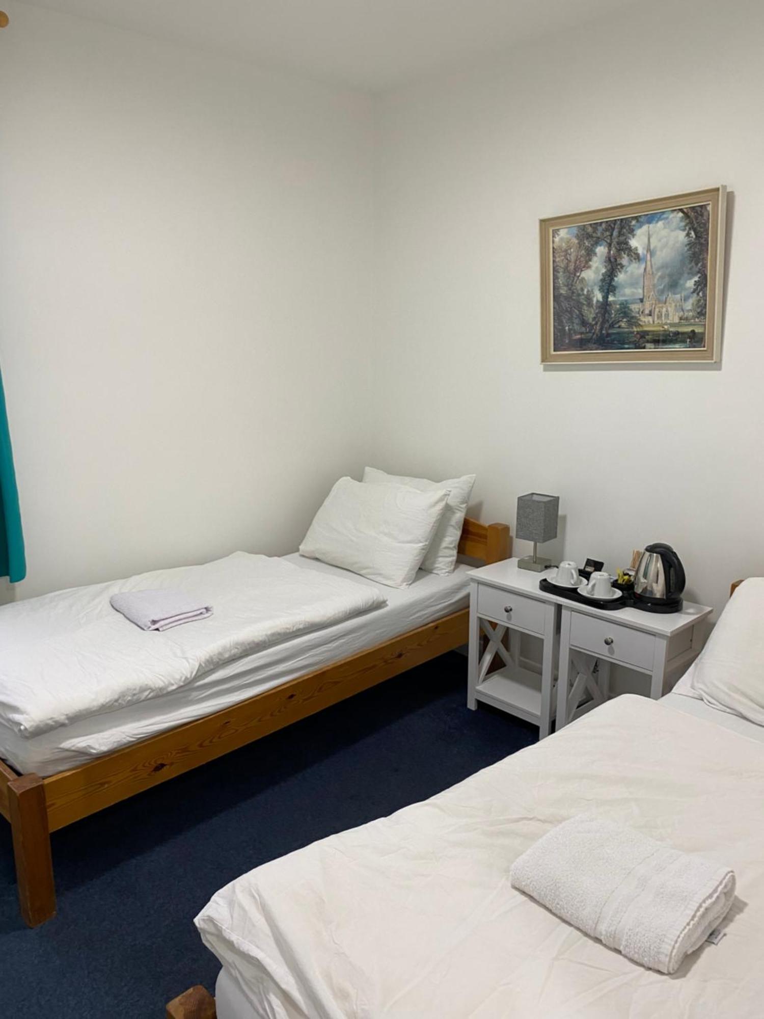 Zweibettzimmer mit Bad