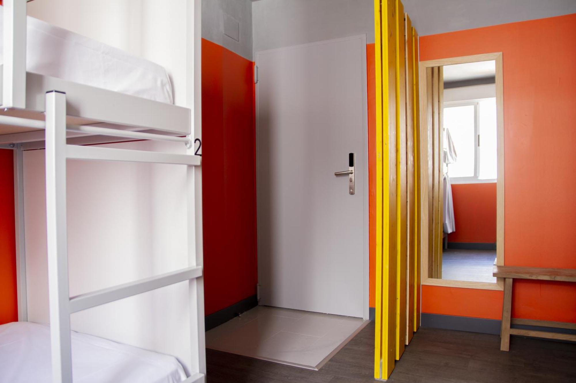 Einzelbett im gemischten Vier-Bett-Schlafsaal mit eigenem Bad