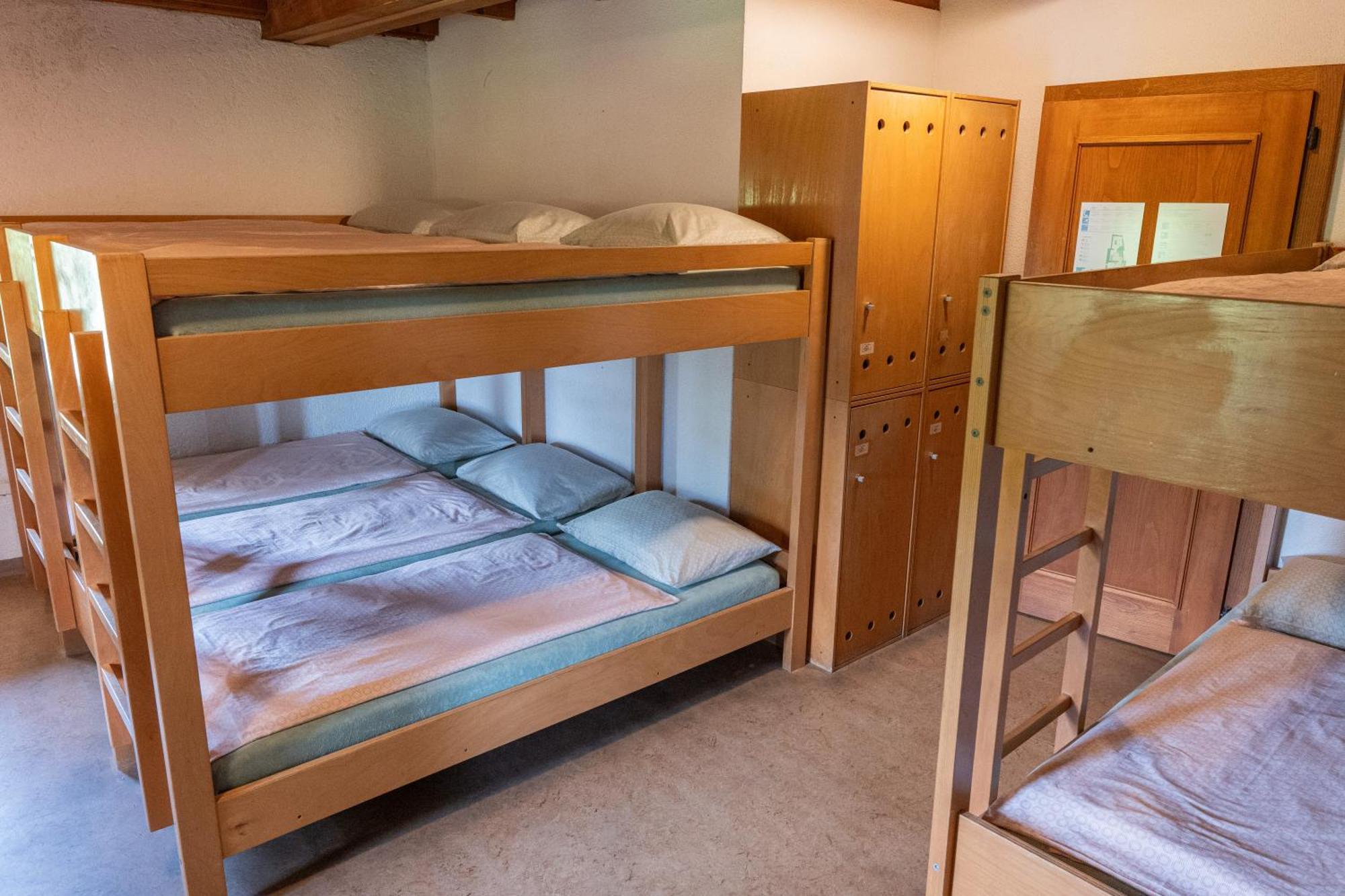 Einzelbett im gemischten Schlafsaal