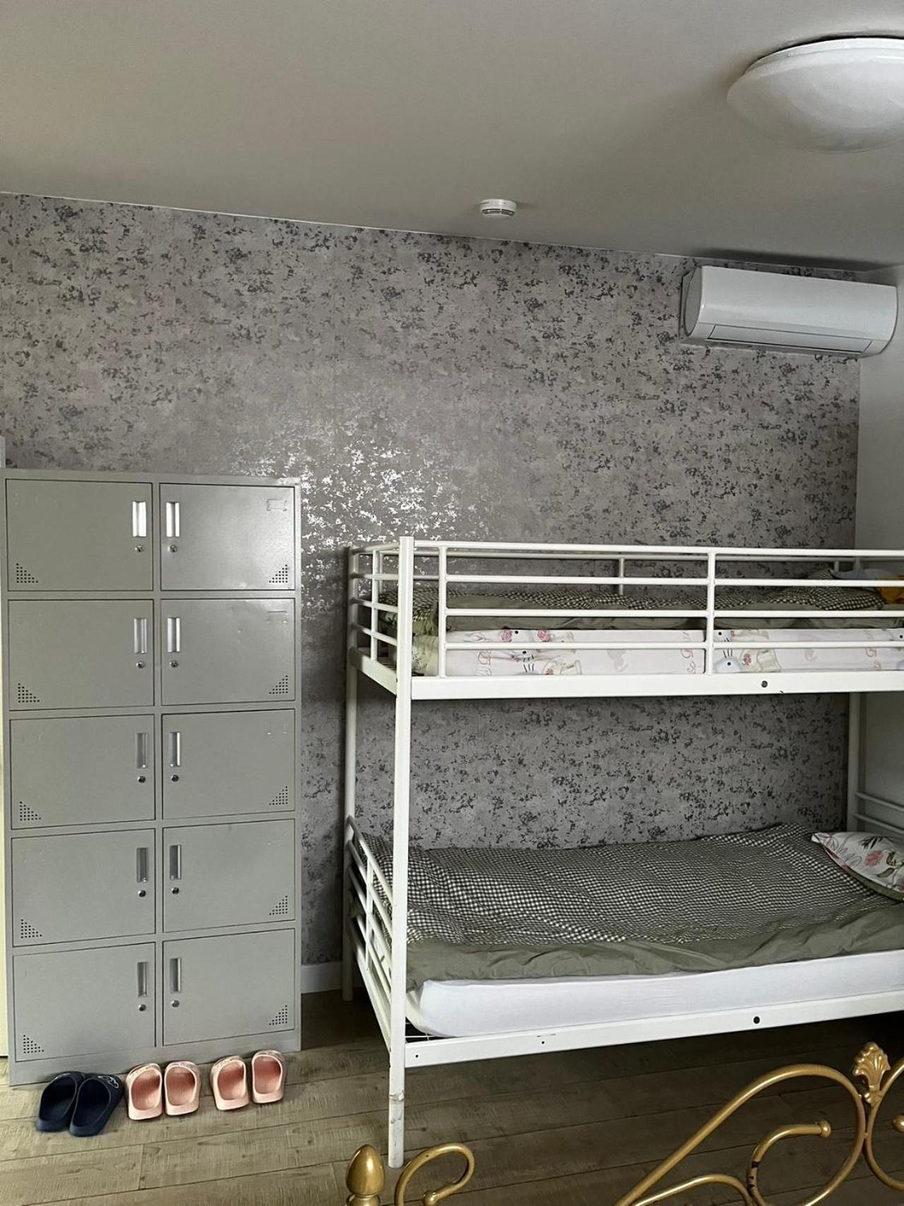 Einzelbett im Frauenschlafsaal