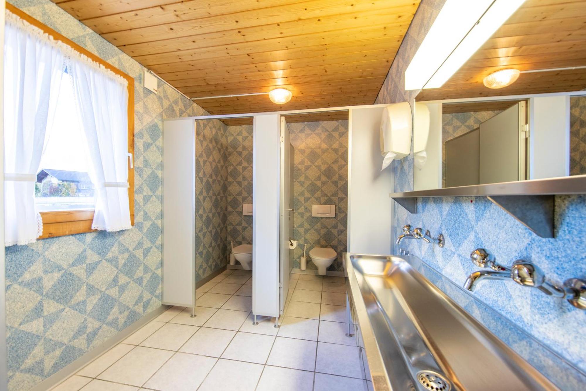 Einzelbett im Schlafsaal