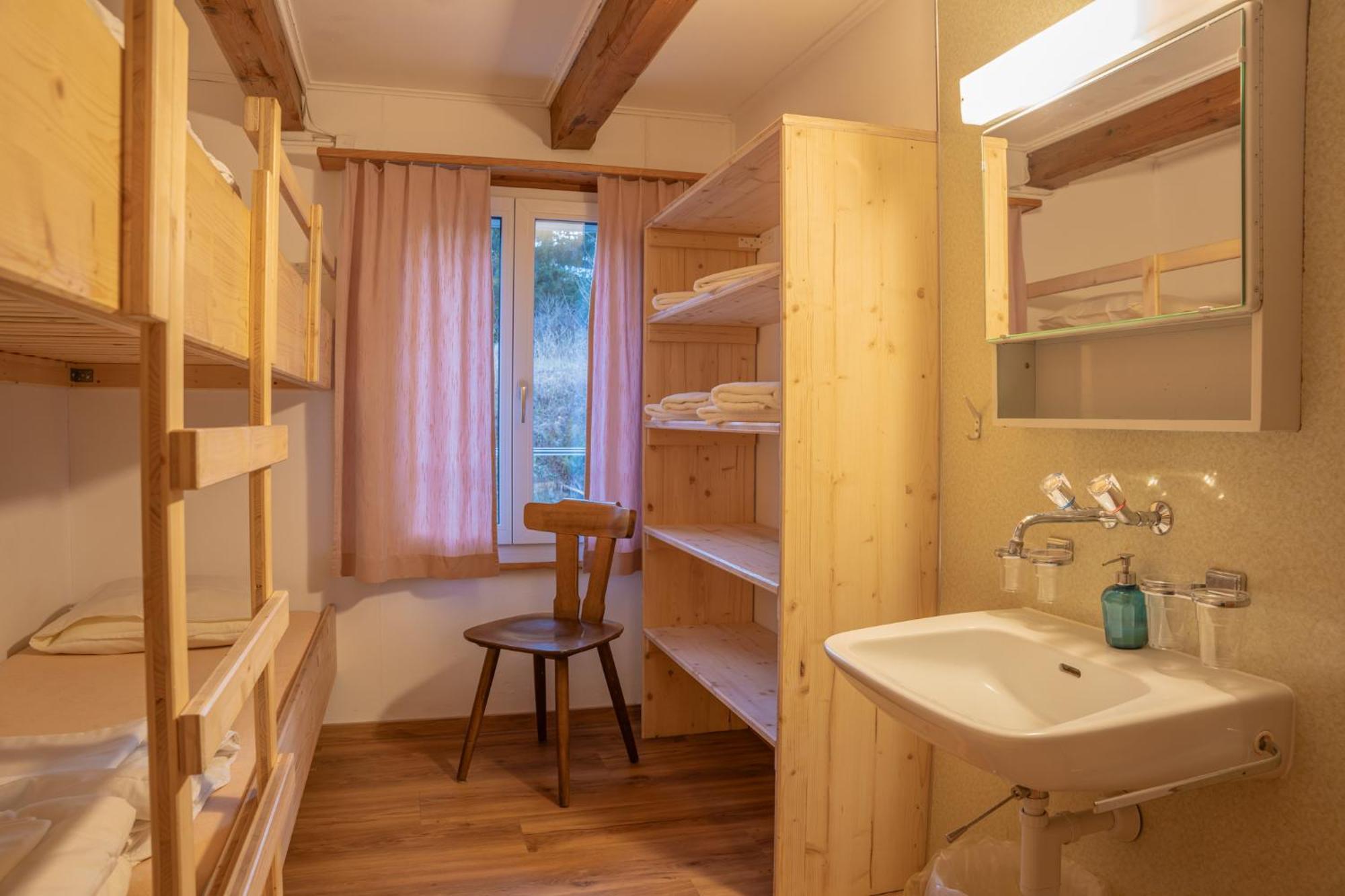 Vierbettzimmer mit Gemeinschaftsbad