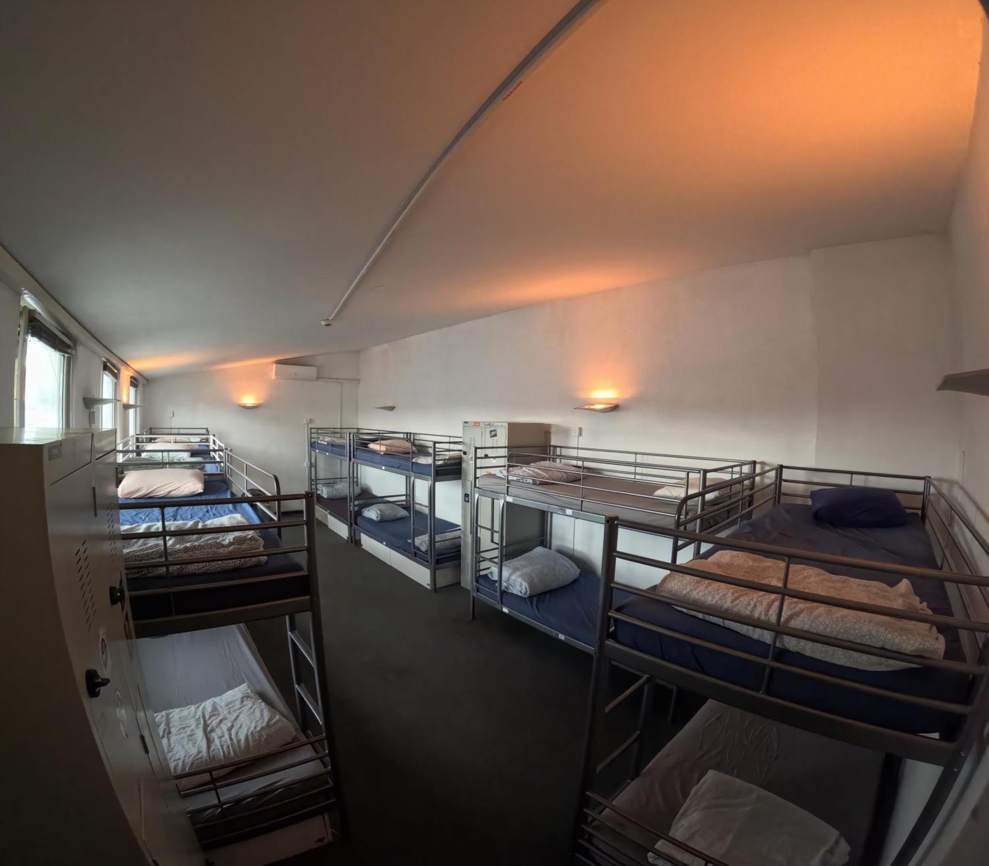 Einzelbett im Schlafsaal