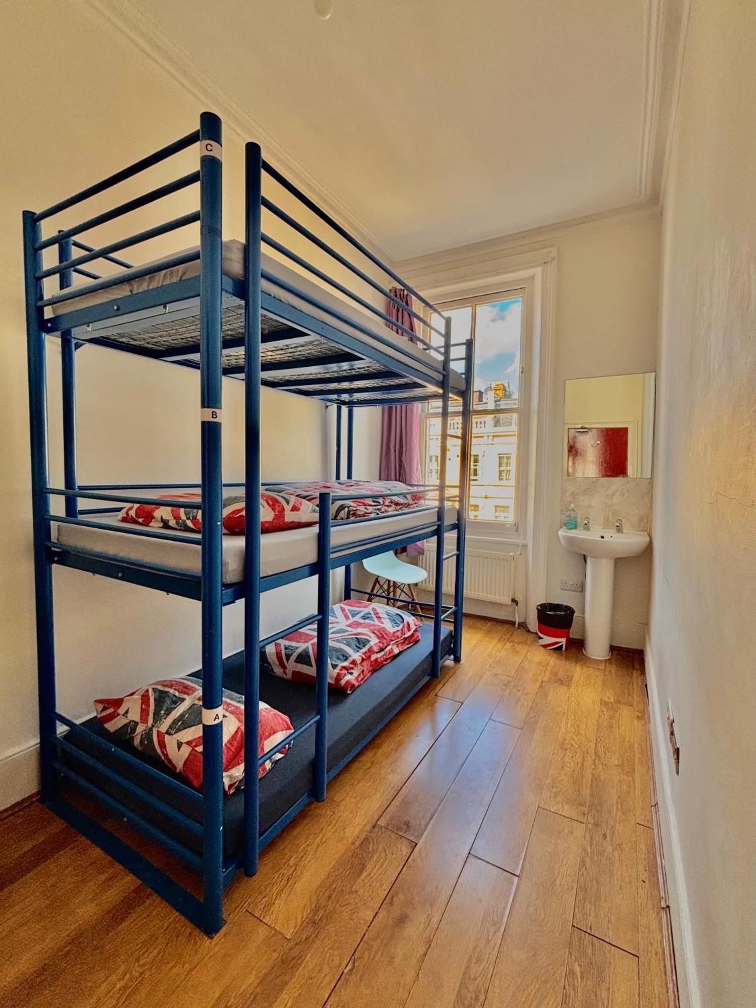 Dreibettzimmer mit Gemeinschaftsbad