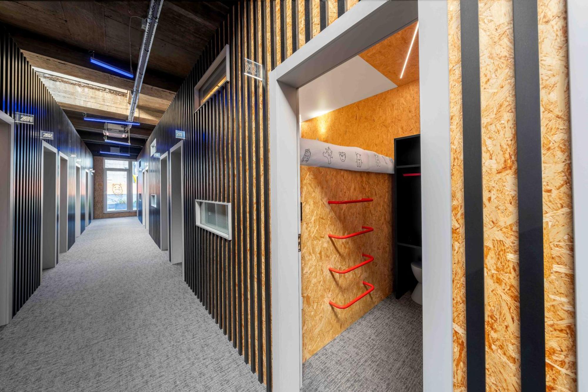 Hütte mit Doppelbett und Gemeinschaftsbad – obere Ebene