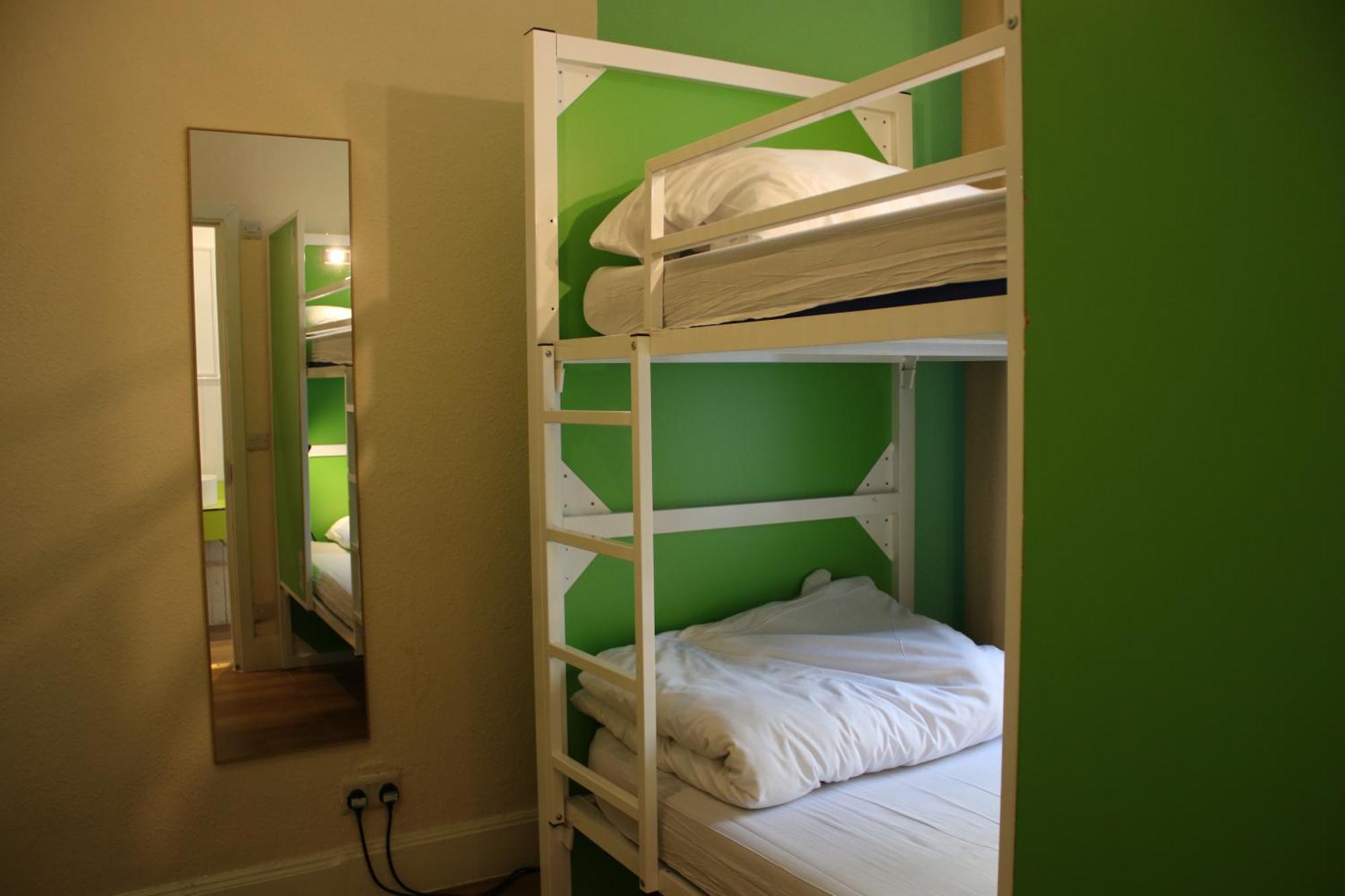 Zweibettzimmer mit Etagenbetten und eigenem Bad