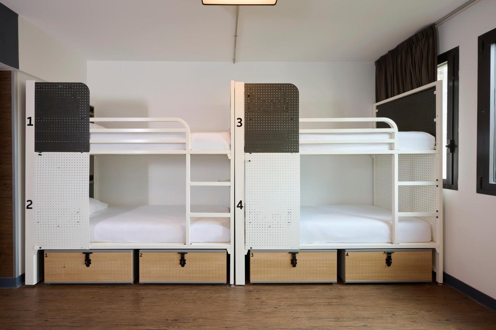 Zimmer mit 8 Betten und eigenem Bad
