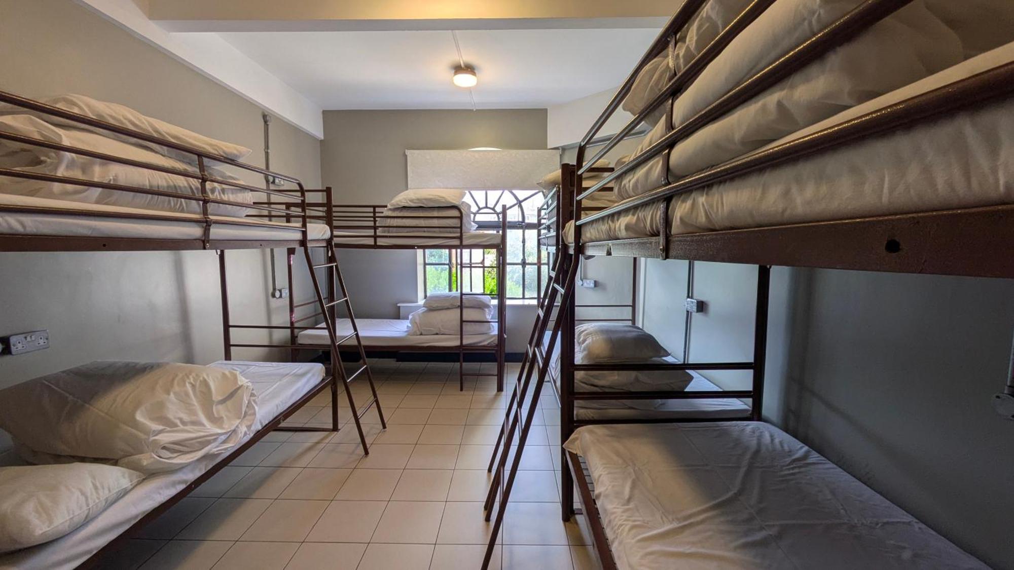 Bett im gemischten Zimmer mit 8 Betten und Gemeinschaftsbad