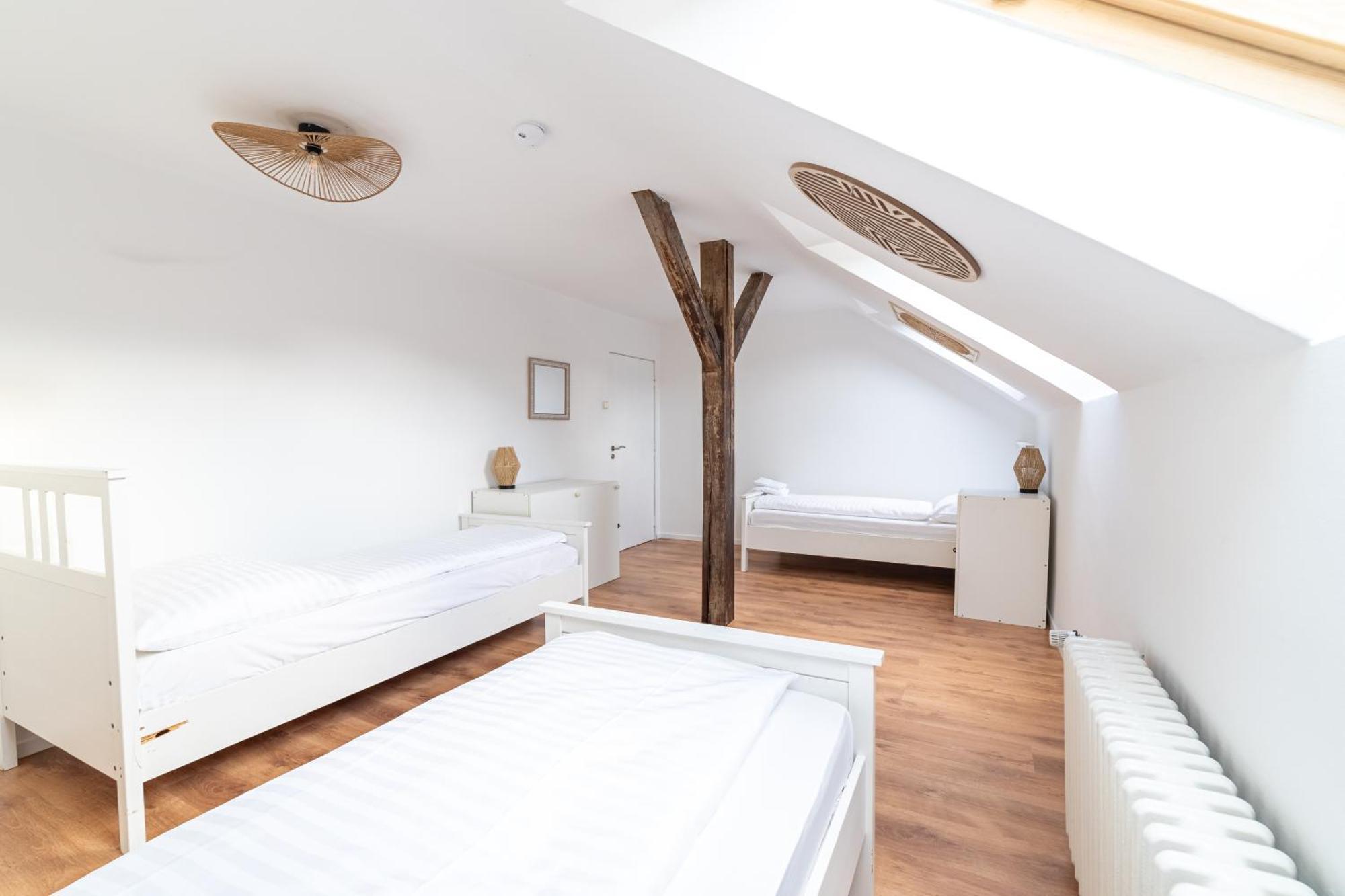 Dreibettzimmer im Dachgeschoss mit Gemeinschaftsbad
