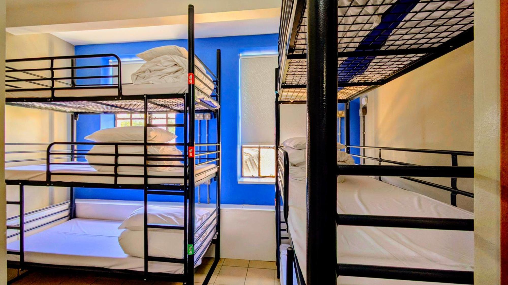 Bett im gemischten Zimmer mit 6 Betten und Gemeinschaftsbad