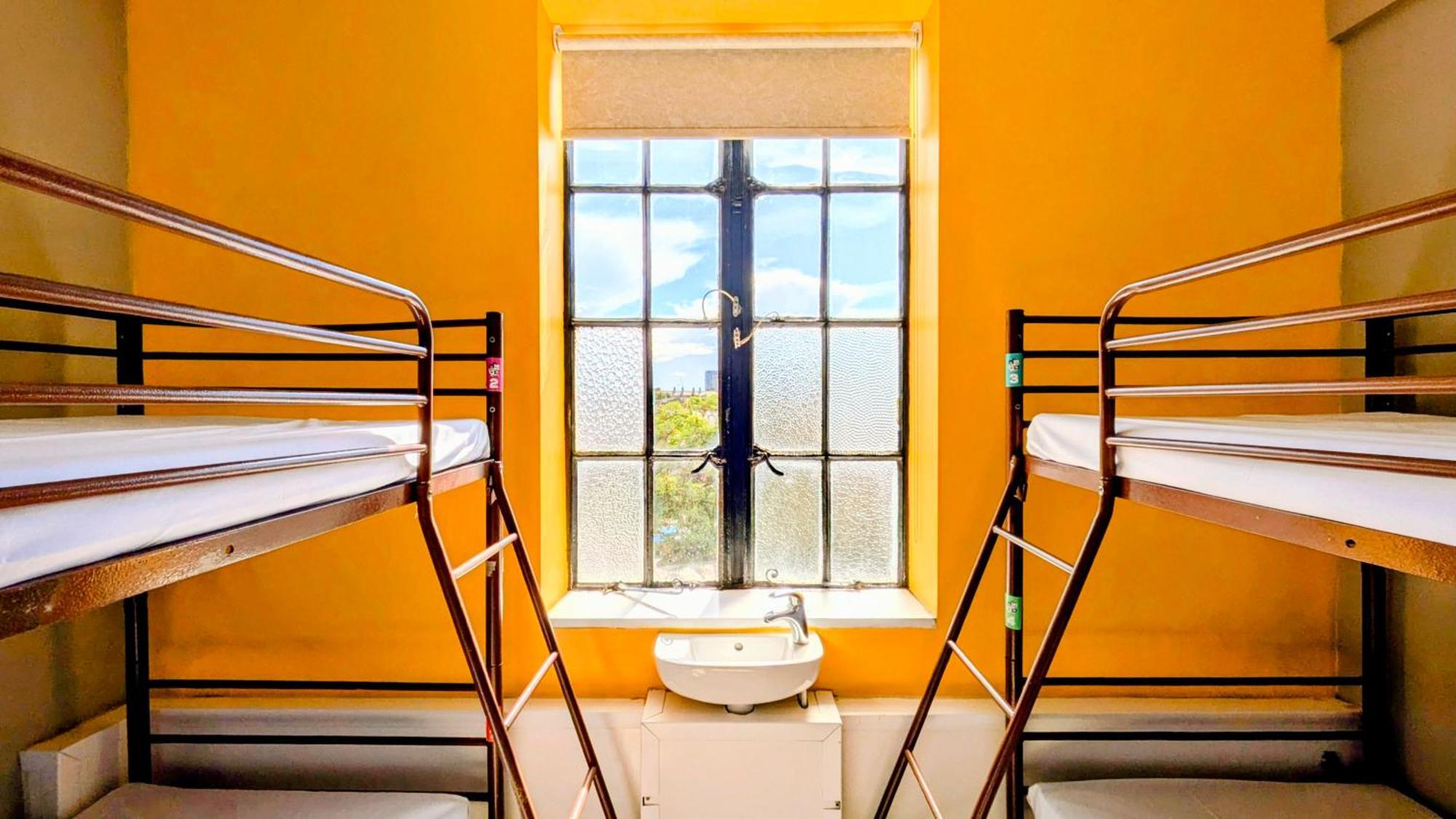 Bett im gemischten Zimmer mit 4 Betten und Gemeinschaftsbad