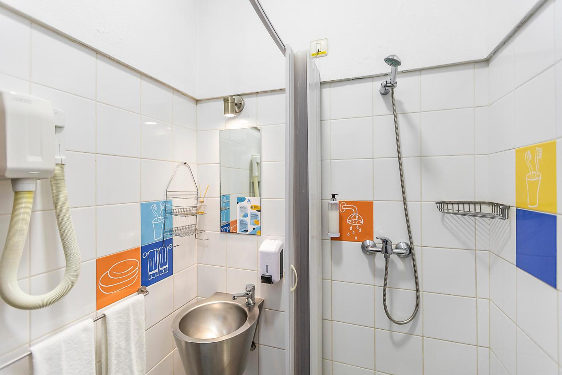 Vierbettzimmer mit eigenem Bad
