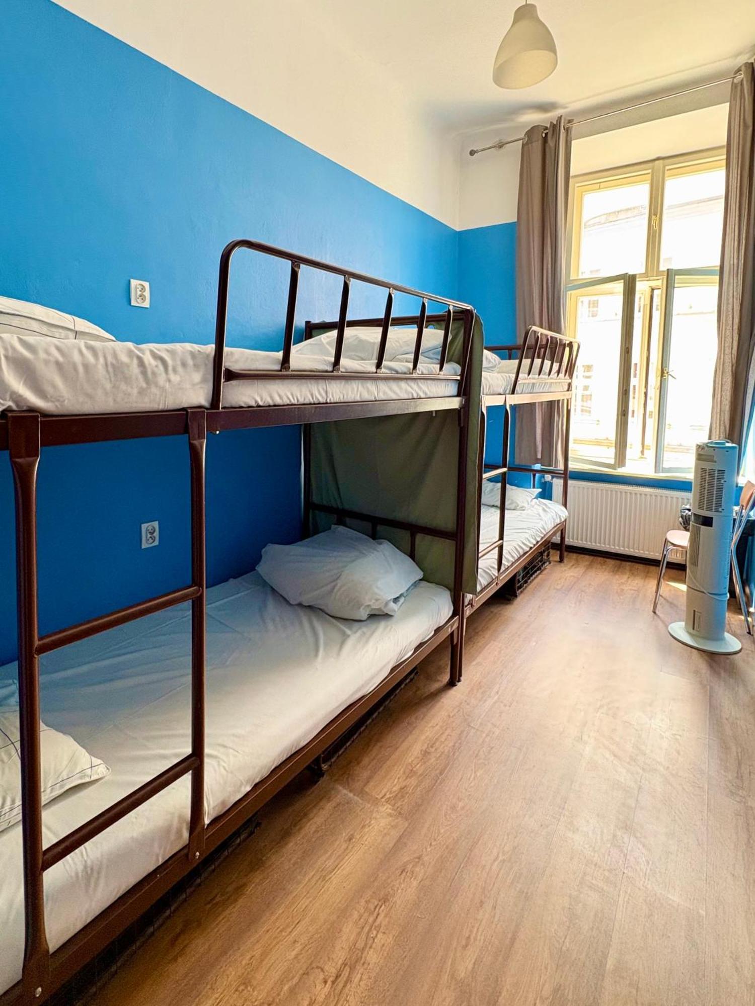 Bett in Zimmer für 4 Personen mit Gemeinschaftsbad