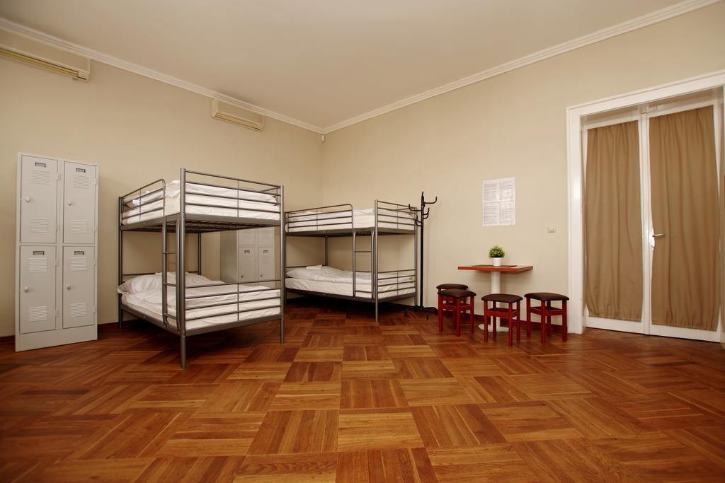 Einzelbett im 14-Betten-Schlafsaal