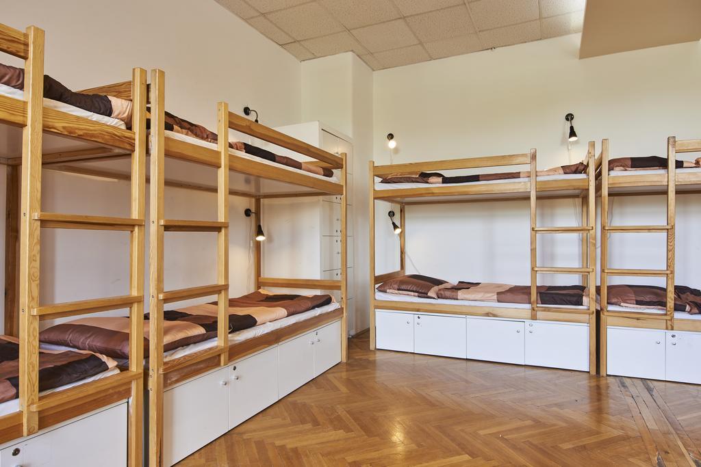 Etagenbett im Schlafsaal für Frauen
