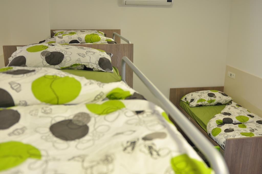 Einzelbett in einem Schlafsaal mit 11 Betten