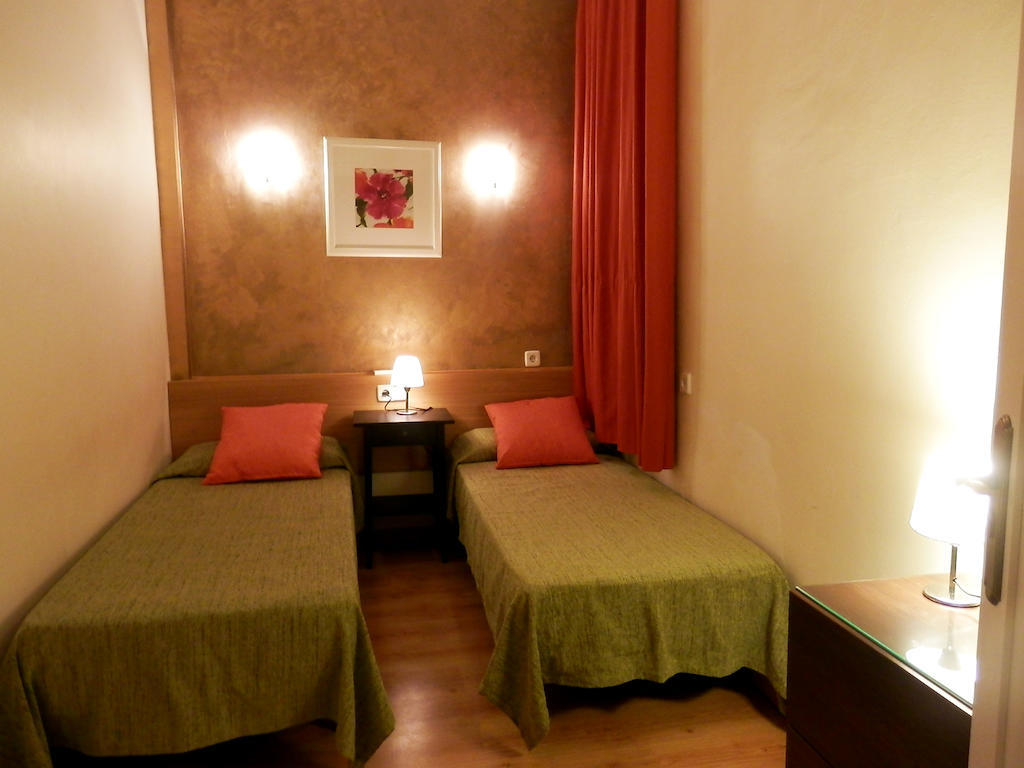 In diesem einfachen Zweibettzimmer nutzen Sie ein Gemeinschaftsbad.