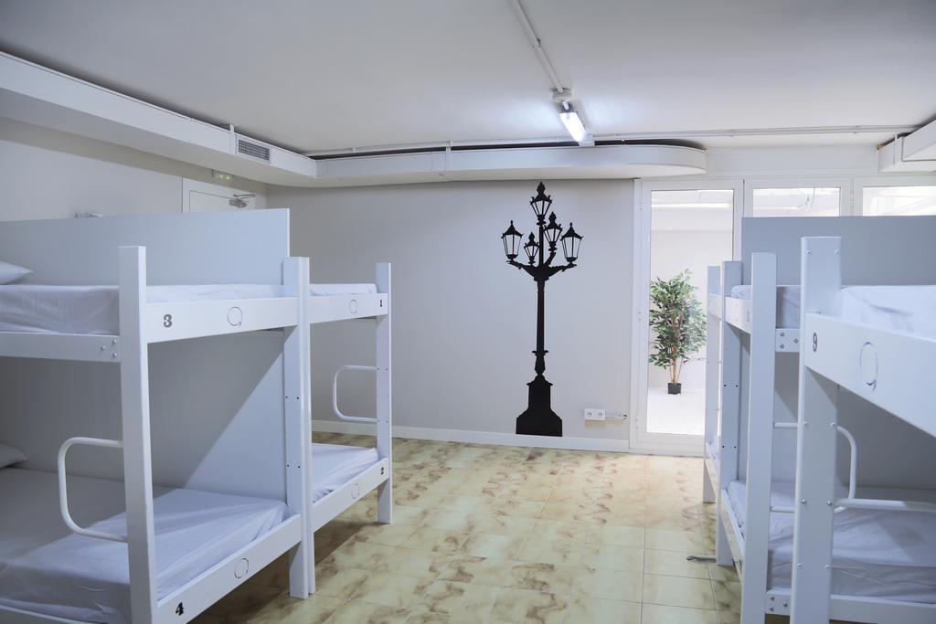 Bett im gemischten 14-Bett-Schlafsaal