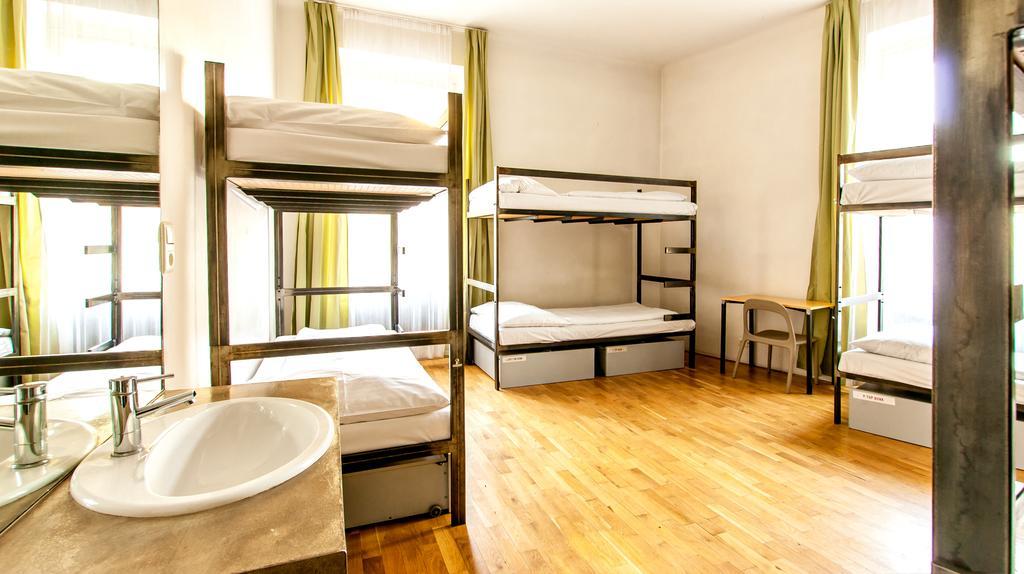 Etagenbett in einem gemischten Schlafsaal mit 8 Betten