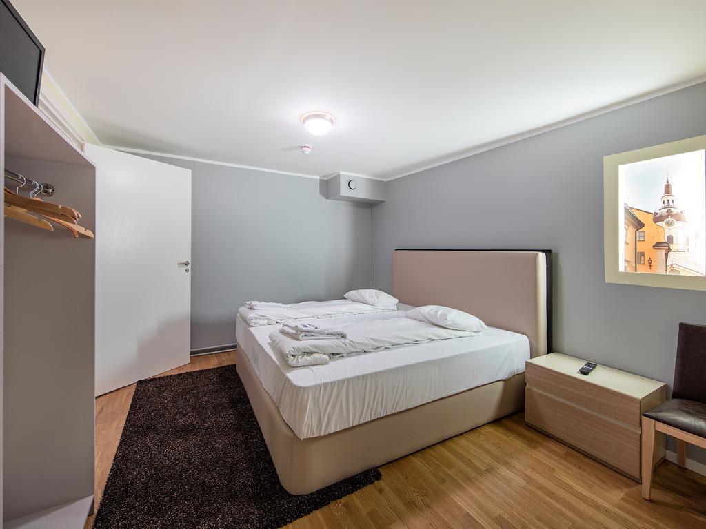Dreibettzimmer mit eigenem Bad (kein Fenster)