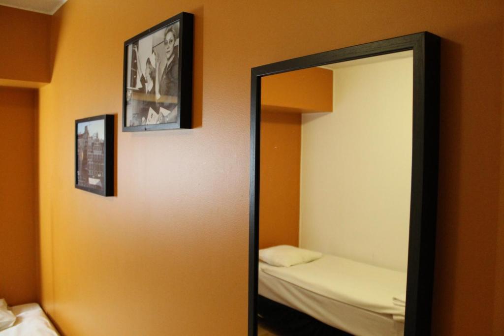 Zweibettzimmer mit Gemeinschaftsbad (kein Fenster)