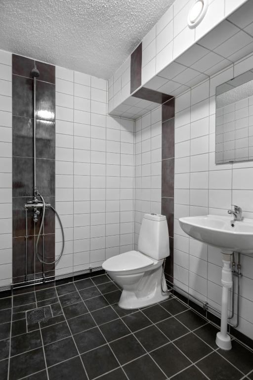 Doppel- oder Zweibettzimmer mit Dusche - kein Fenster