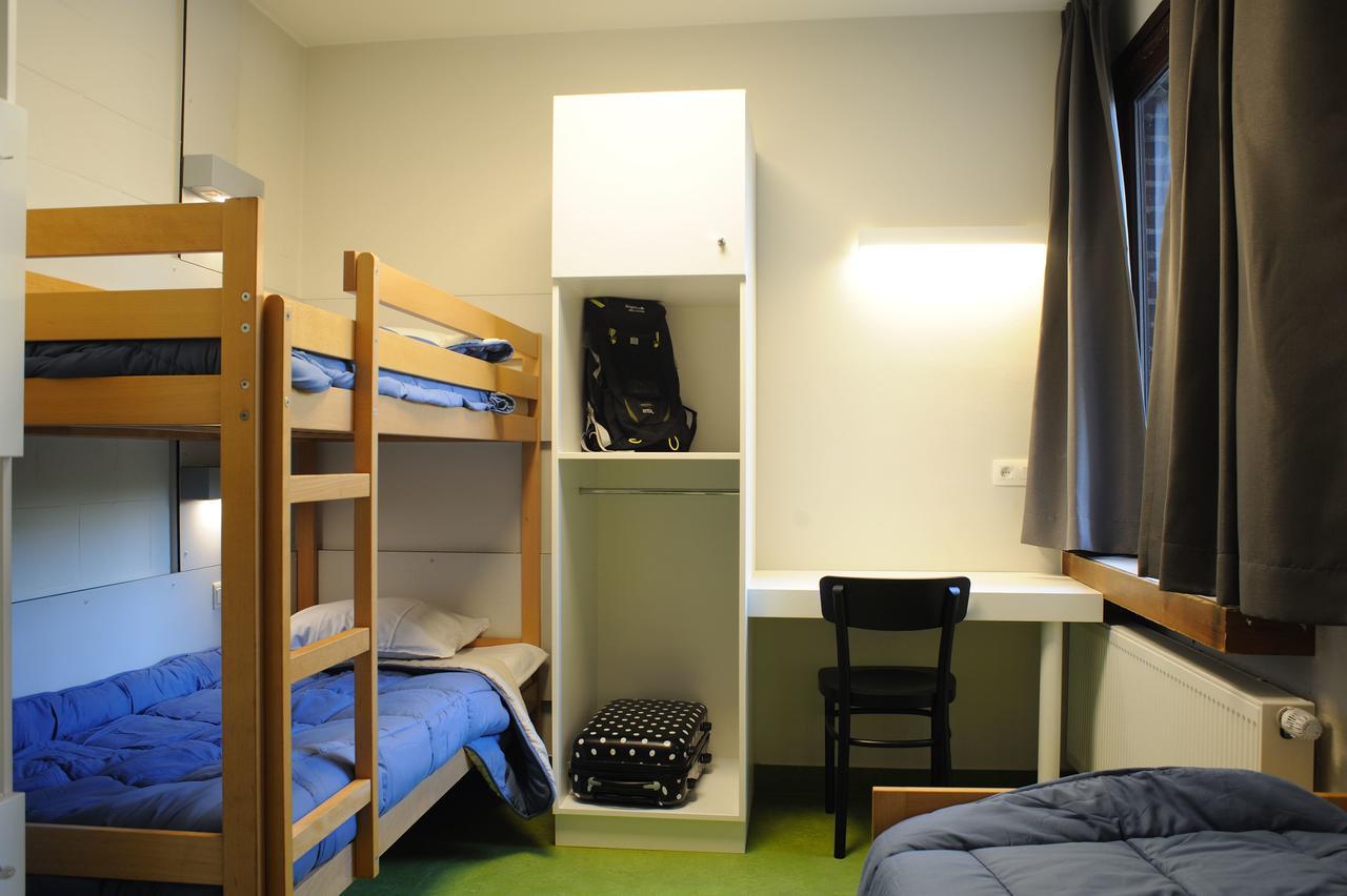 Dreibettzimmer mit Dusche