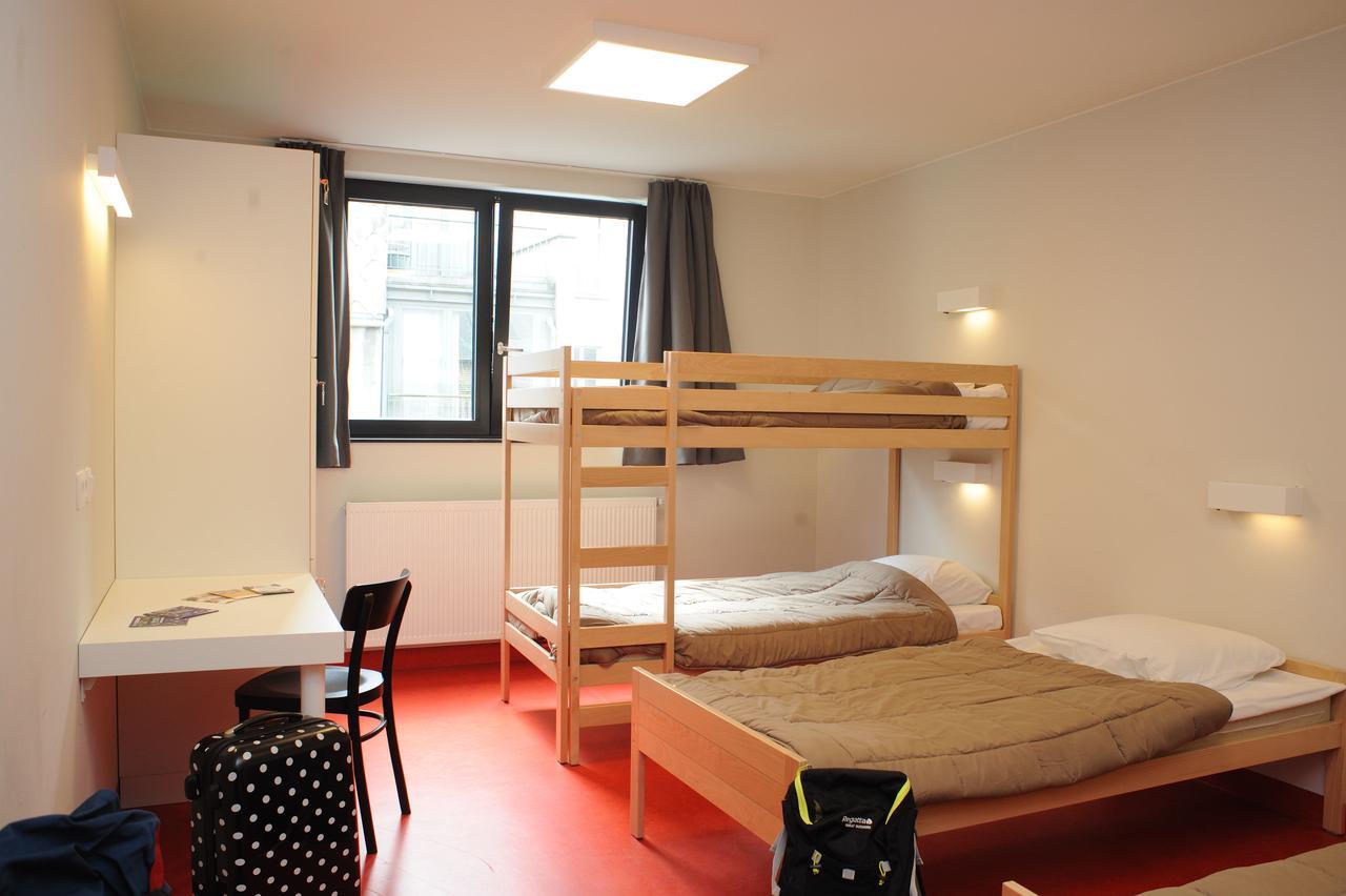 Vierbettzimmer mit Dusche