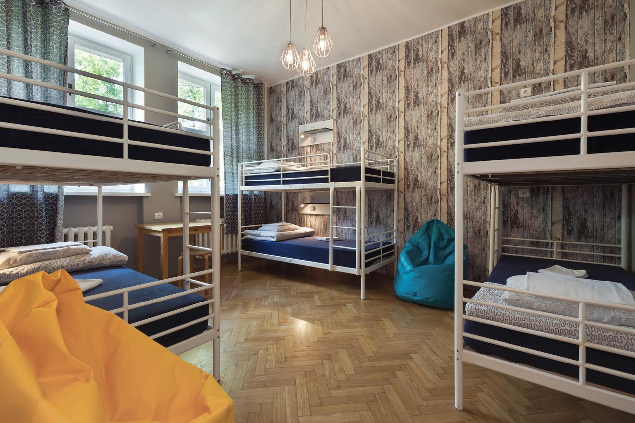 Bett im 6-Bett-Schlafsaal mit Gemeinschaftsbad