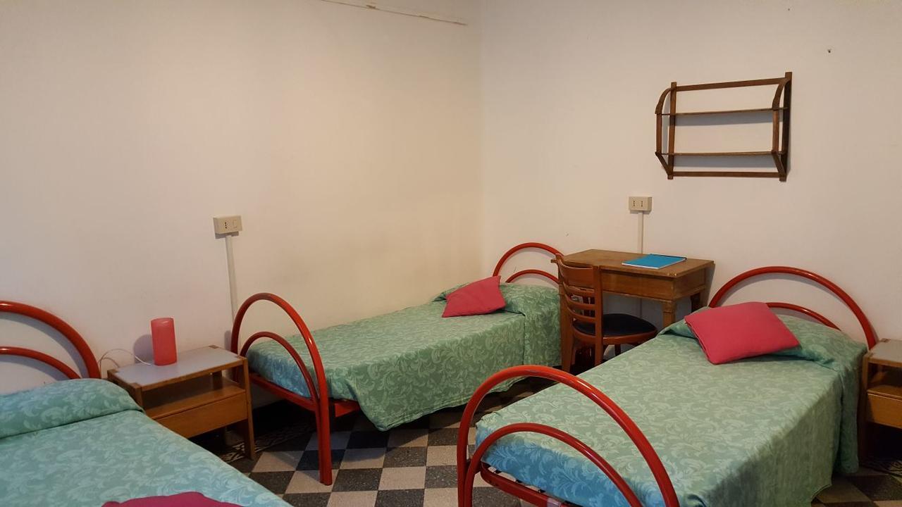 Einzelbett im Schlafsaal für Frauen mit Gemeinschaftsbad