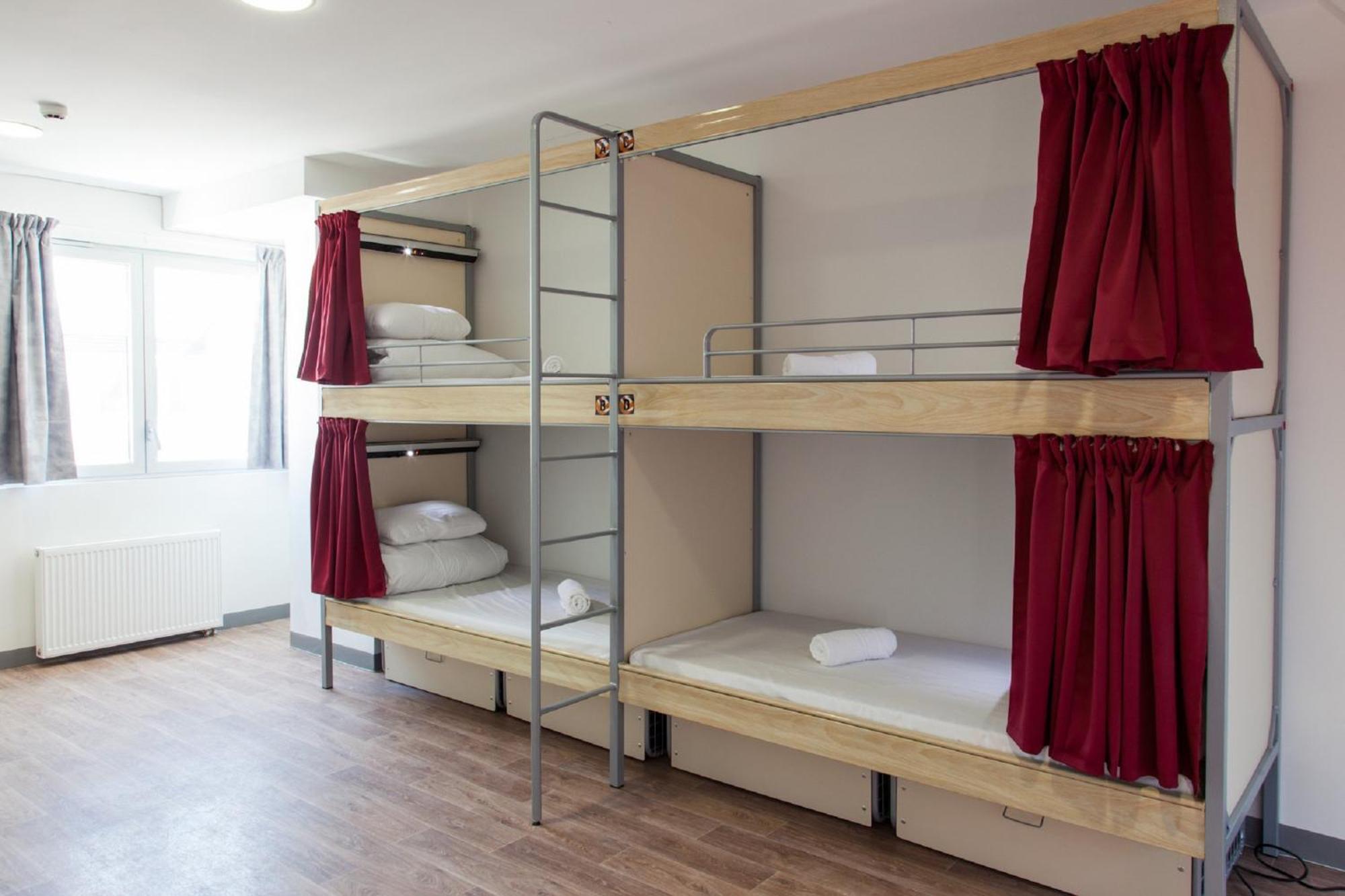 Bett im 4-Bett-Schlafsaal mit Gemeinschaftsbad