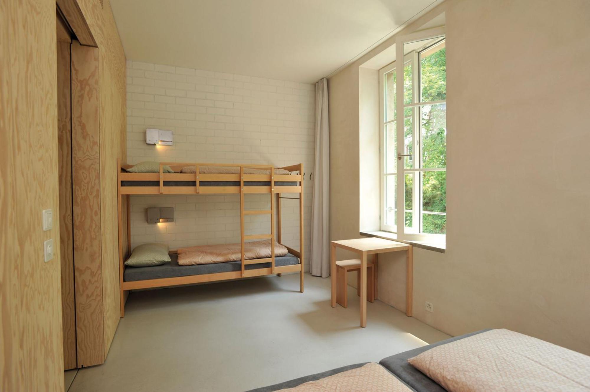 Vierbettzimmer mit Dusche