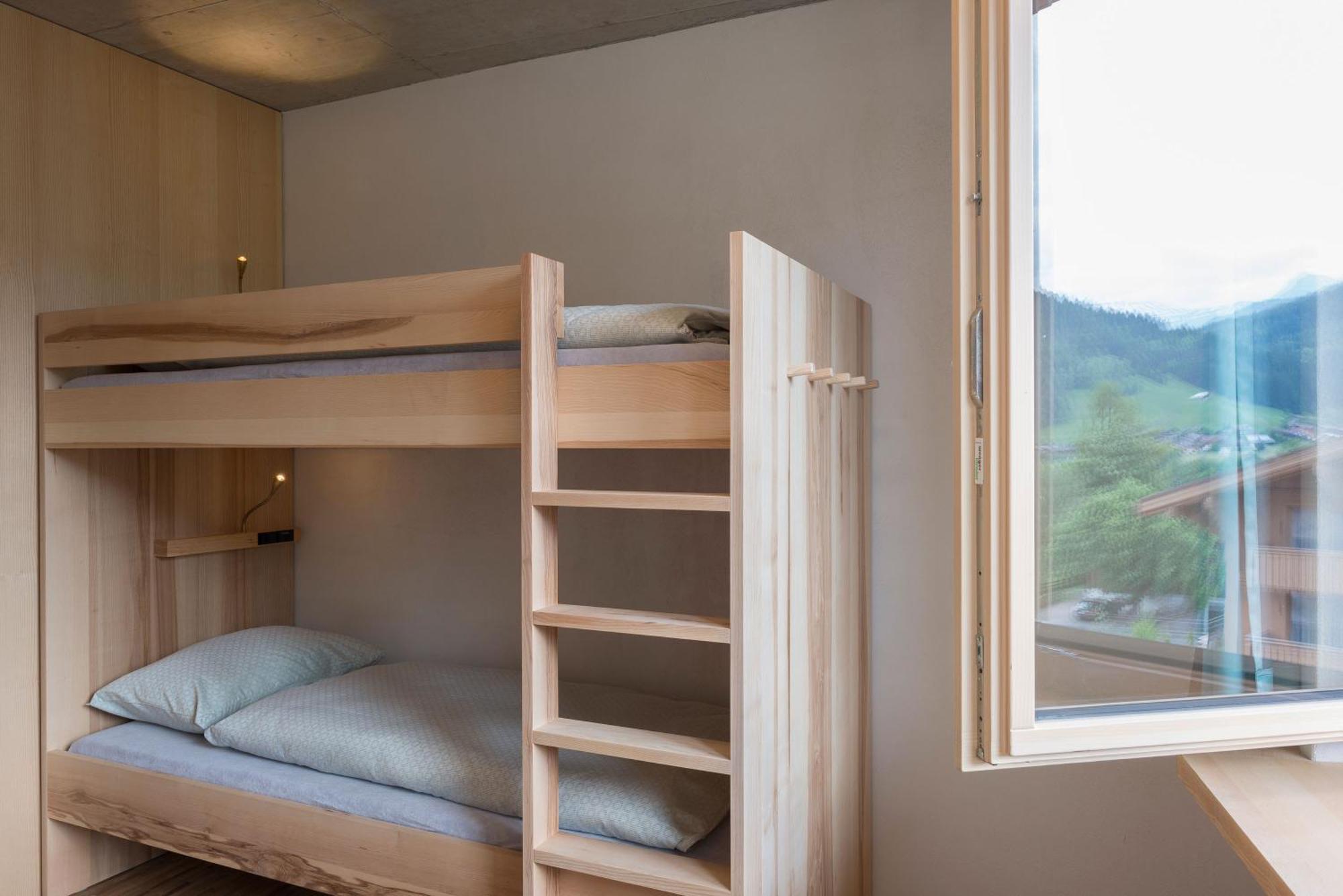 Vierbettzimmer mit Dusche
