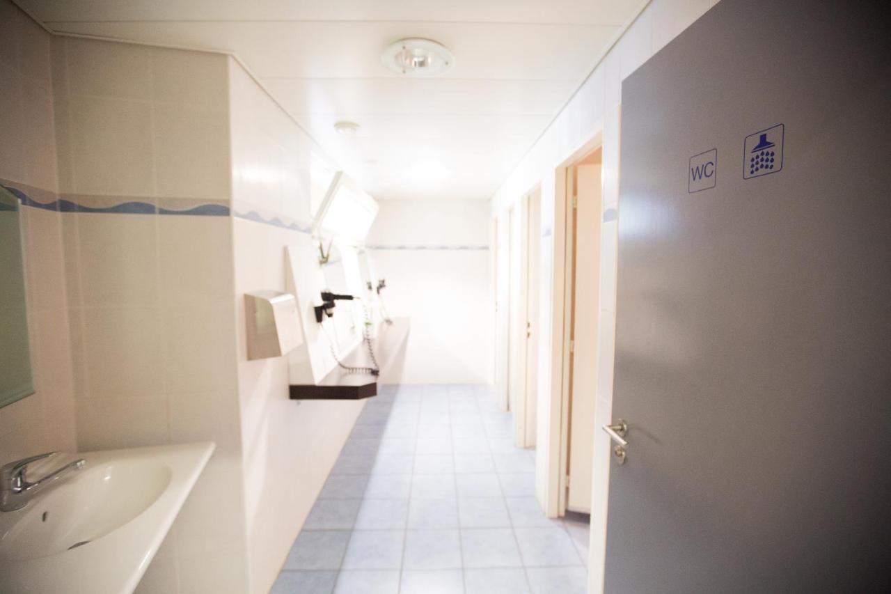 Zweibettzimmer mit Etagenbetten und Gemeinschaftsbad